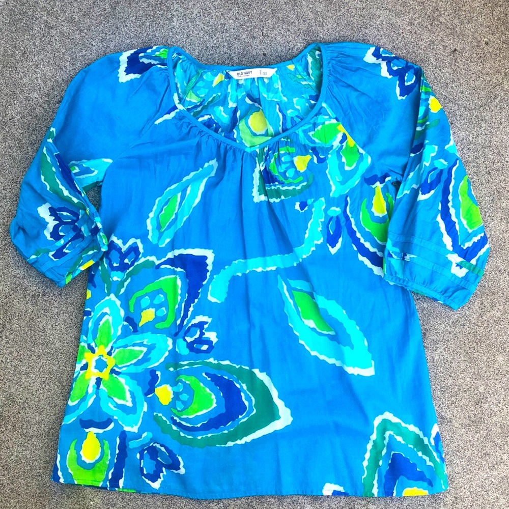 Old Navy V-neck women’s shirt with 3/4 length sleeves